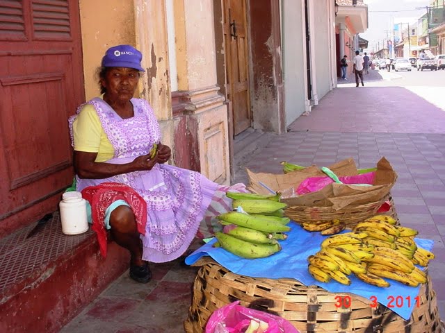 Julia Guadamuz Aguilar en su venta de frutas